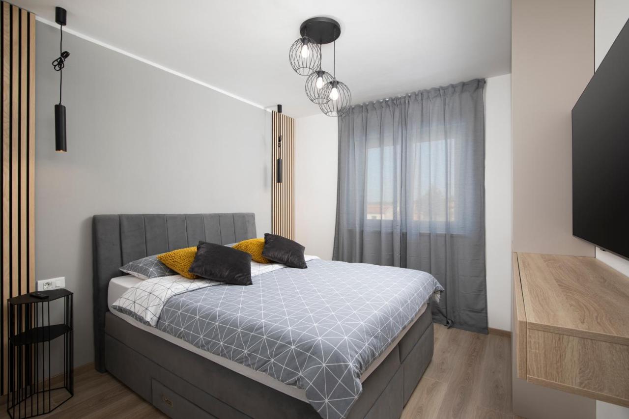 Meraviglia Residence Пула Екстериор снимка